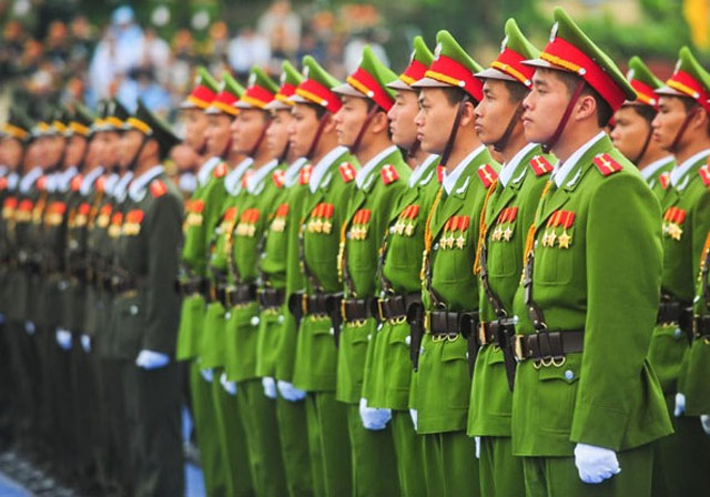 Bài dự thi Công an xã - Những tấm gương sáng đẹp giúp dân trong lũ