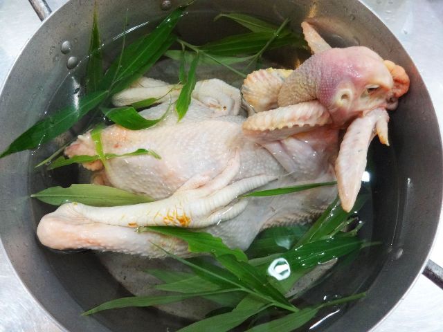 Bí quyết luộc gà ngon ngày Tết