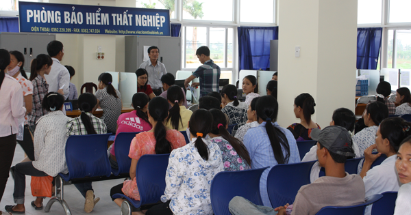 Có nhờ người khác lấy tiền bảo hiểm thất nghiệp hộ được không?