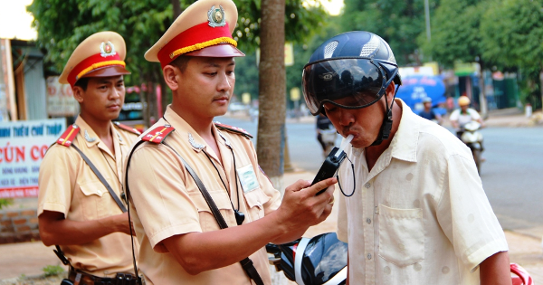 CSGT lập chốt gần nhà hàng, quán nhậu phạt ‘ma men’
