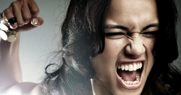 Đánh ghen, lột đồ bồ nhí của chồng bị tội gì?