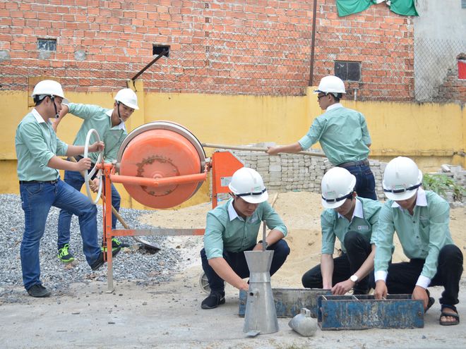 Sinh viên khoa xây dựng ĐH Đông Á trong giờ thực tập - Ảnh: Bảo Nguyên