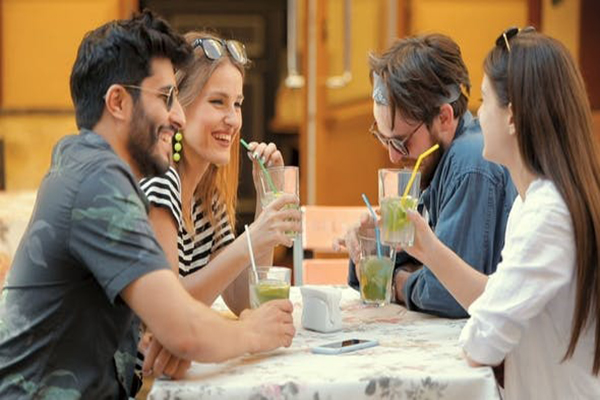 Hang Out là gì? Phân biệt với HangOuts