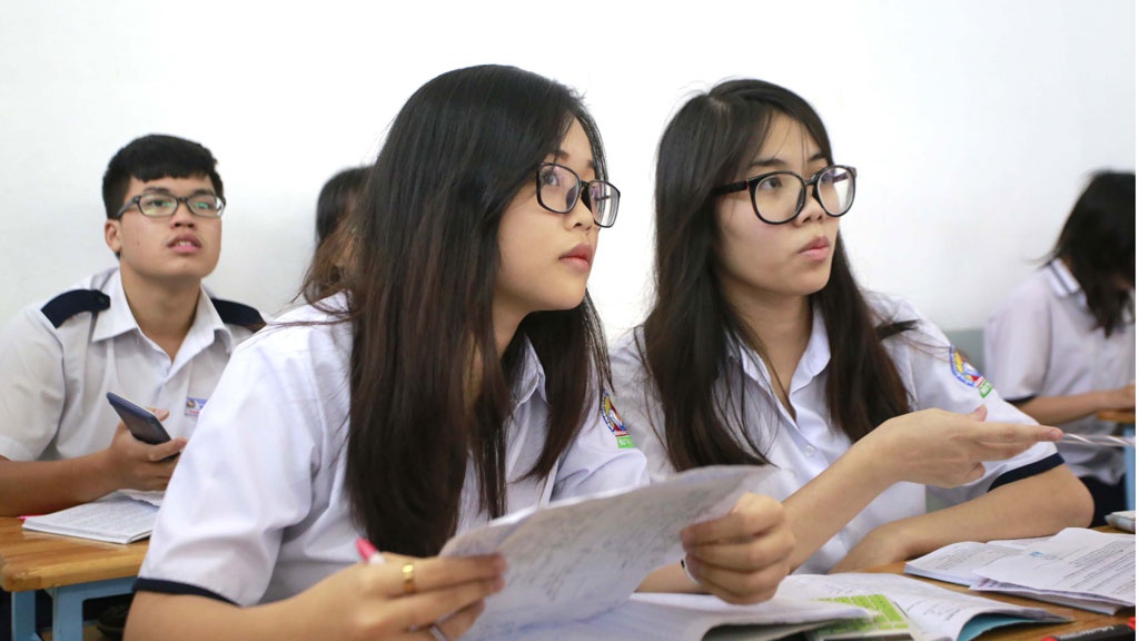 Học sinh lớp 12 đang quan tâm tới hướng dẫn ôn tập thi THPT quốc gia 2018  /// Ảnh: Ngọc Dương