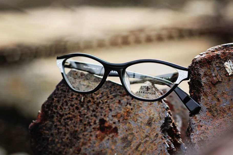 Bài văn mẫu thuyết minh về kính đeo mắt