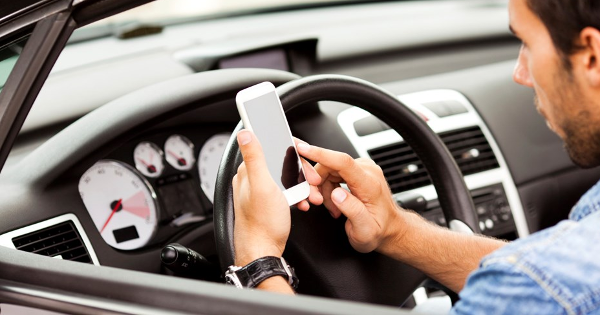 Cấm sử dụng điện thoại khi đang lái xe ô tô